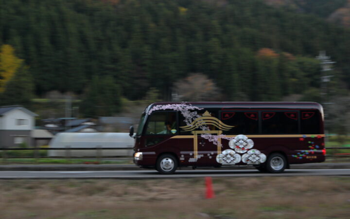バスと電車が「いまどこを走っているか」分かるようにしました