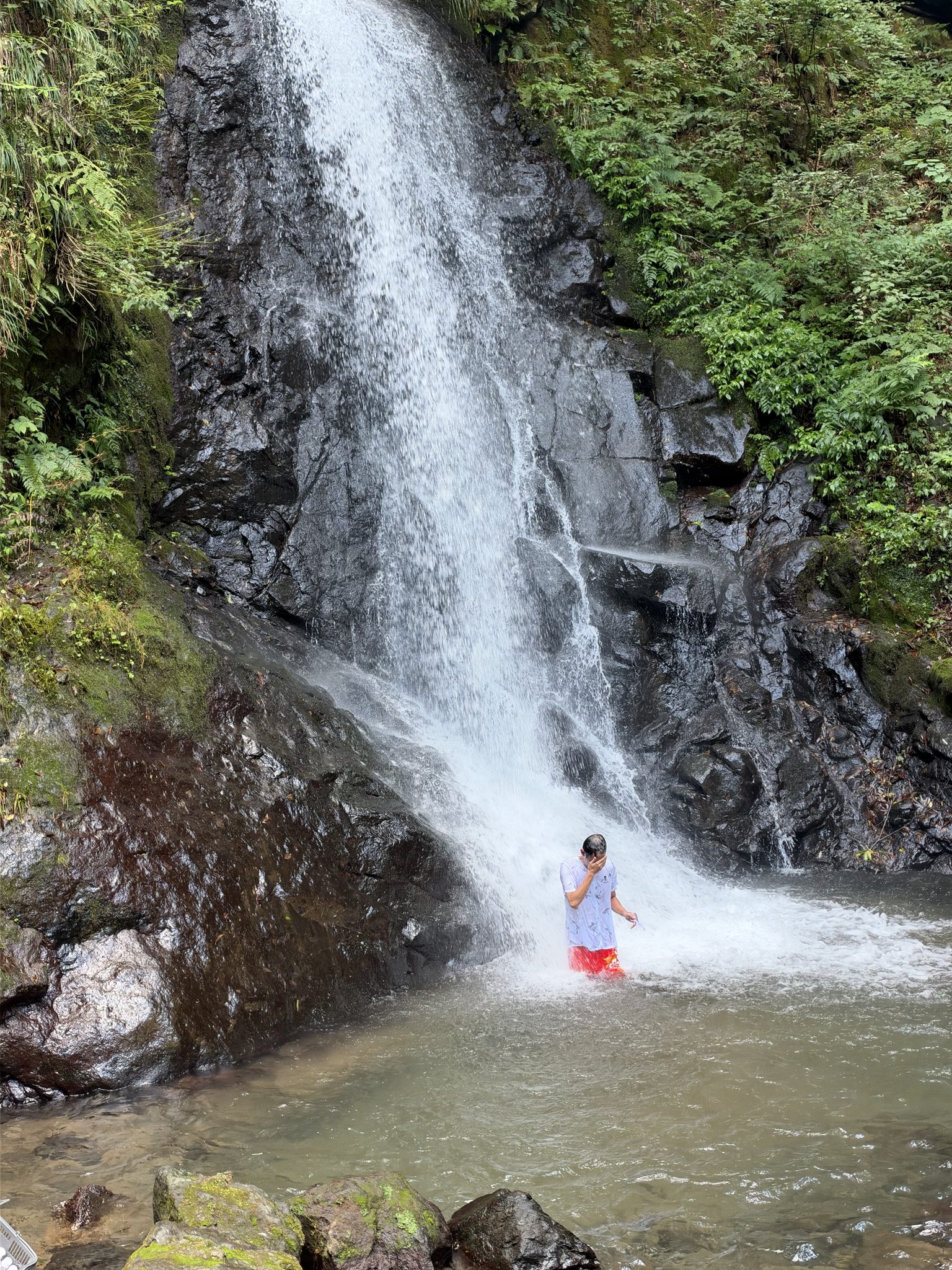 水風呂は、滝そのもの。