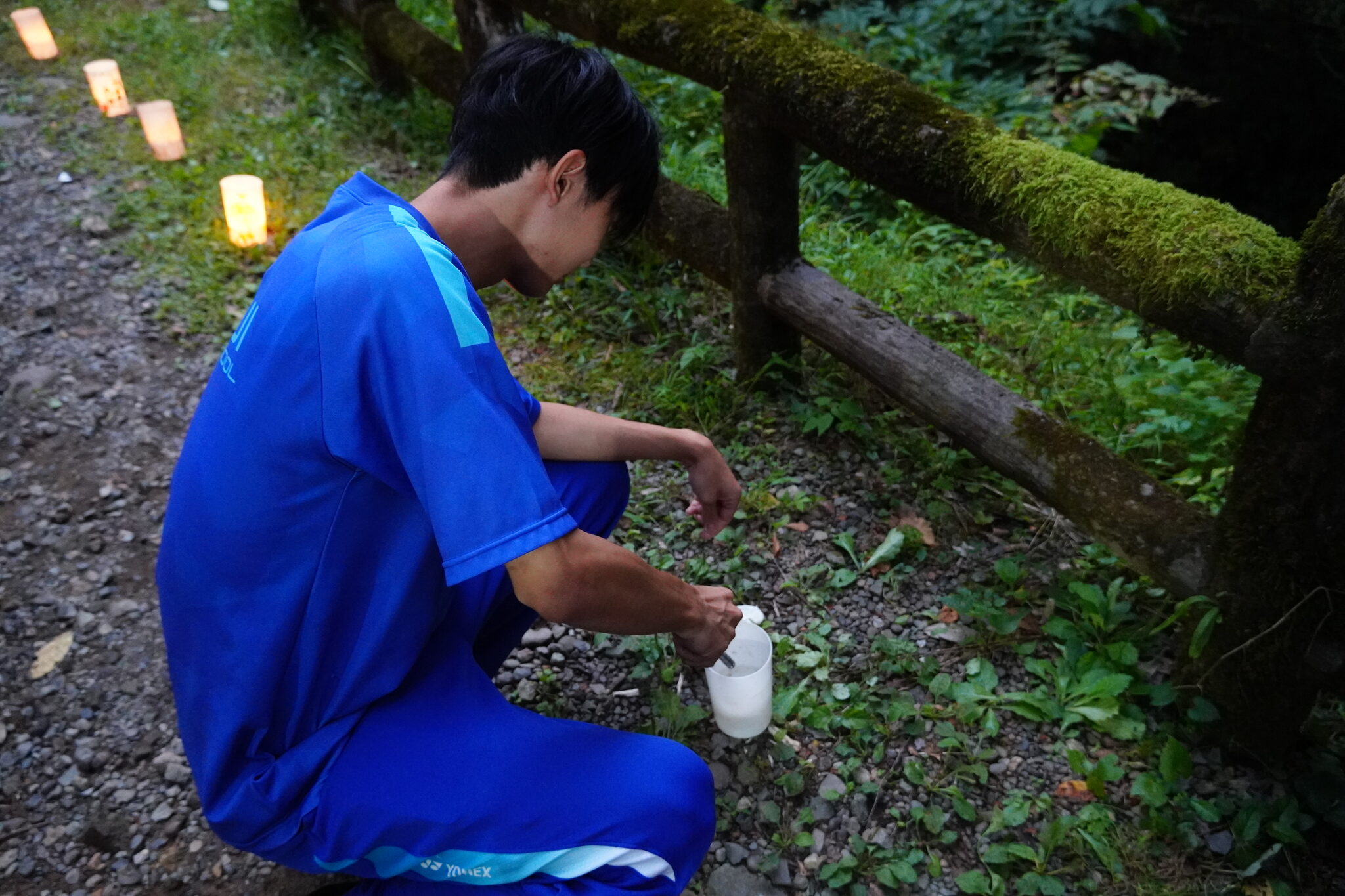 日が傾くころ、一つずつ火を入れていきます。